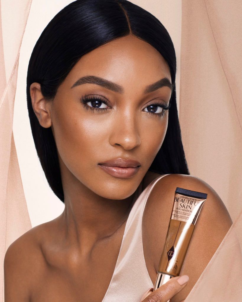 Le nouveau fond de teint de Charlotte Tilbury améliore réellement la santé de la peau – Thebuzzly