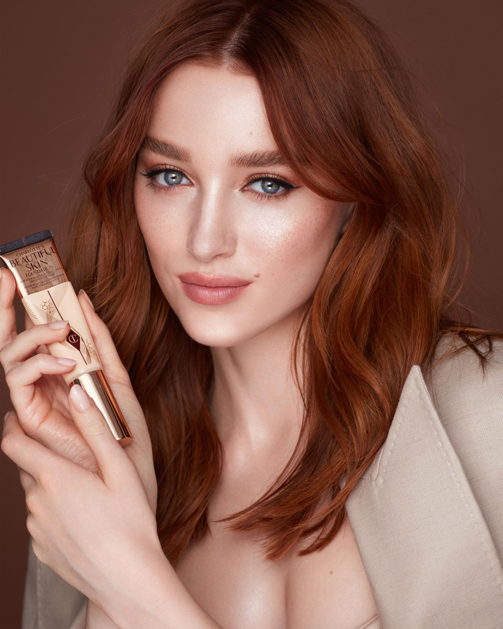 Le nouveau fond de teint de Charlotte Tilbury améliore réellement la santé de la peau – Thebuzzly