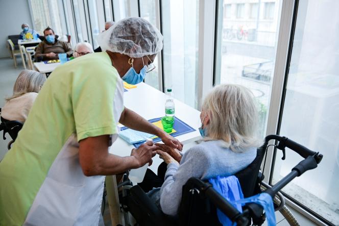 Une infirmière auprès d'une résidente à l'Ehpad Alice Prin, à Paris, le 4 mars 2021.