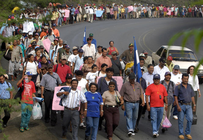 Des ouvriers agricoles manifestent contre des entreprises exposées à des pesticides nocifs dans des plantations de bananes à Managua, au Nicaragua, en 2007.