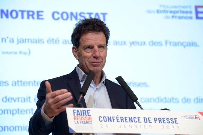 Le président du Medef Geoffroy Roux de Béziers le 24 janvier 2022 lors d'une conférence de presse à Paris.