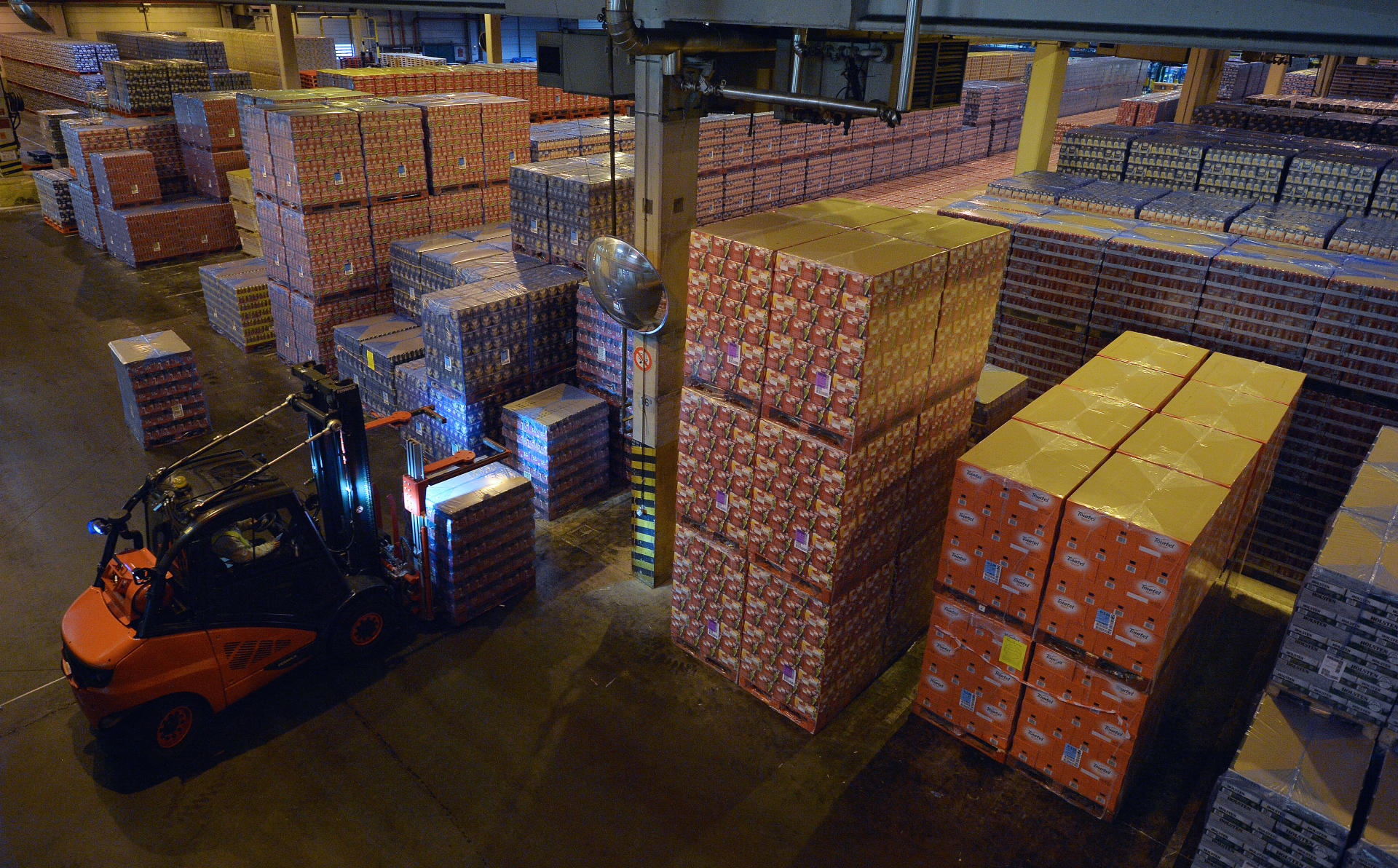 Caisses de stockage à l'usine Kronenbourg d'Obernai (Bas-Rhin), 2014.