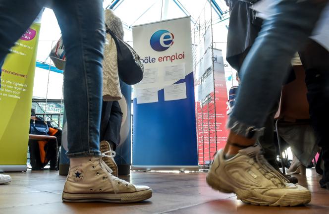 Des personnes font la queue au salon de l'emploi, à Tourcoing (Nord), en 2018.