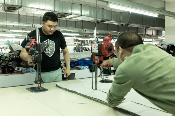 Des ouvriers préparent des morceaux de tissu pour des vêtements dans un atelier de sous-traitance Shein dans le district de Panyu, à Guangzhou, dans la province du Guangdong, en Chine, le 24 novembre 2021.