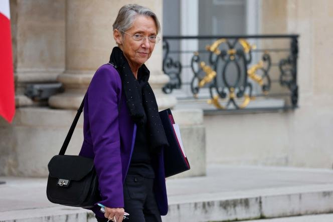 La ministre du Travail Elisabeth Bourne quitte le Conseil des ministres à l'Elysée le 15 décembre 2021.