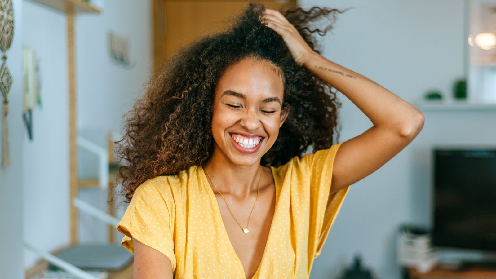 Le blanchiment des dents est-il sans danger : une image montre une femme souriante