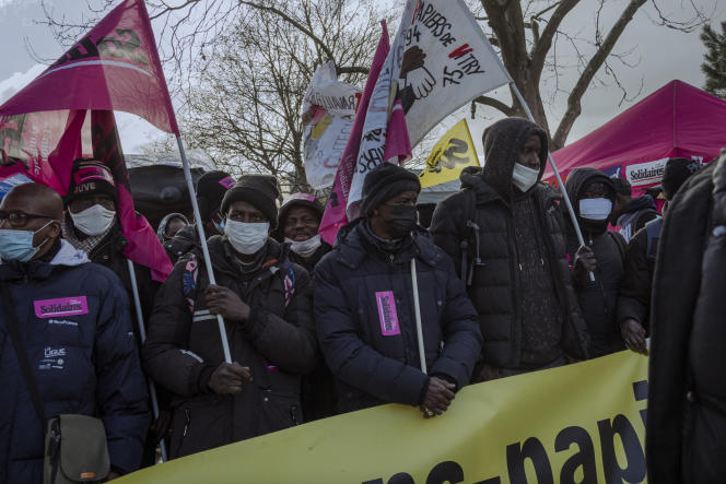 Manifestation des grévistes sans-papiers de l'agence Chronopost d'Alfortville (Val-de-Marne), le 31 janvier 2022. Ils sont en grève depuis début décembre 2021.