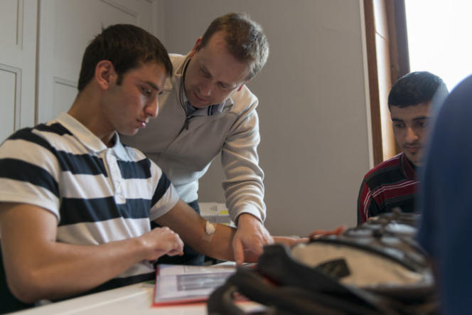 Khaled, venu d'Afghanistan), en cours de mathématiques avec Dominique Le Coron professeur pour mineurs isolés étrangers à Lorient (56), en 2015.