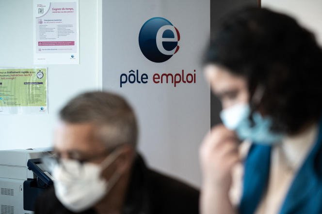 Uneée de Pôle emploi aide un homme à remplir des papiers dans une agence à Bordeaux (Gironde), le 8 février 2022.