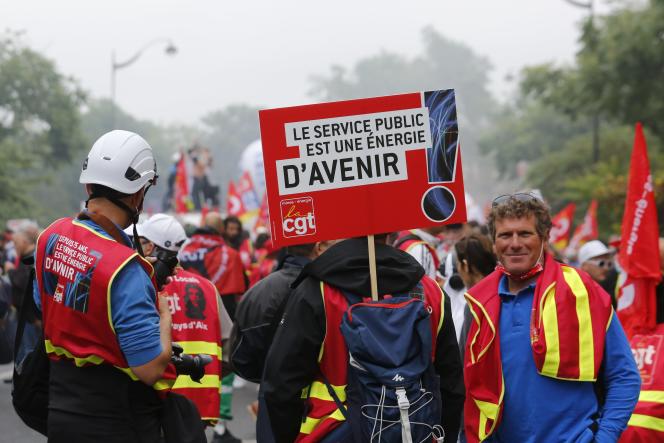 Manifestation « pour un service public de l'énergie » et pour dénoncer le projet de restructuration d'EDF, à Paris, le 22 juin 2021.