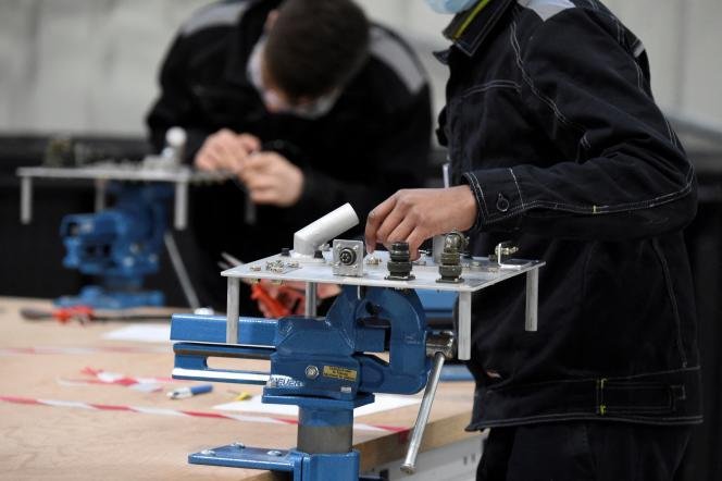 Des apprentis lors d'un programme mené par l'Association pour la formation aux métiers de l'aérien, à Bonneuil-en-France (Val-d'Oise), le 27 janvier 2021.