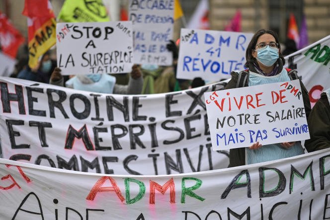 Manifestation d'aides à domicile pour réclamer de meilleures conditions de travail et de rémunération, à Tours, en janvier 2021.