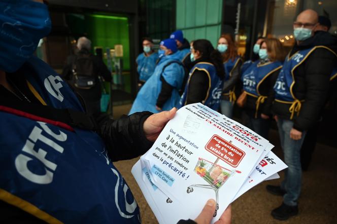 Des salariés de Cora manifestent, le 30 décembre 2021, devant le magasin de Mundolsheim (Bas-Rhin).