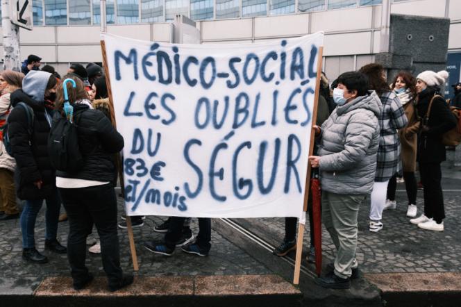 Manifestation des salariés du secteur médico-social, à Paris, le 1er février 2022.