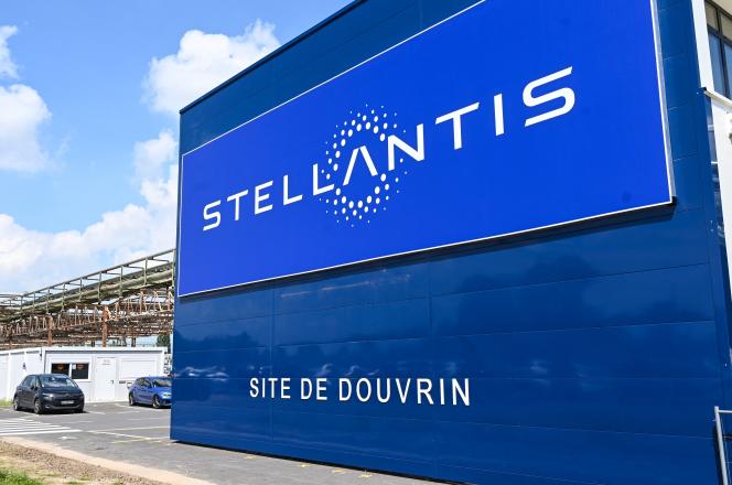 A l'entrée de l'usine Stellantis de Duvrin (Pas de Calais), le 2 juillet 2021