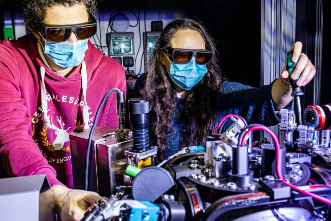 Les ingénieurs Guillaume Villaret et Clémence Briosne Fréjaville, à l'Institut d'optique de Palaiseau (Essonne), le 10 février 2022.