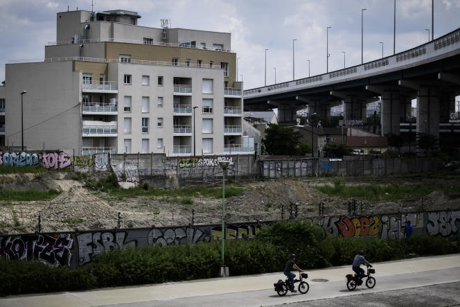 Une scène de vie devant des murs couverts de graffitis le 21 mai 2018 à Aubervilliers.