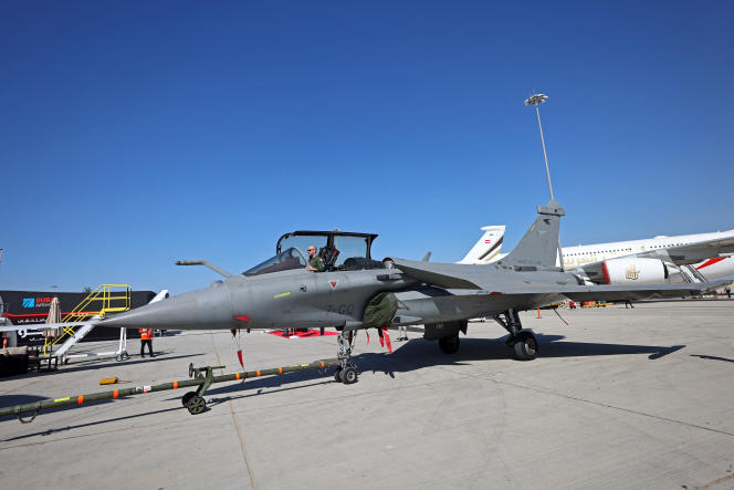 Un Rafale de Dassault, au Salon aéronautique de Dubaï, le 14 novembre 2021.