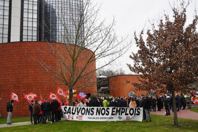 Des salariés de l'entreprise Meubles Demeyere, à Tourcoing, devant le tribunal de commerce, mercredi 2 février.