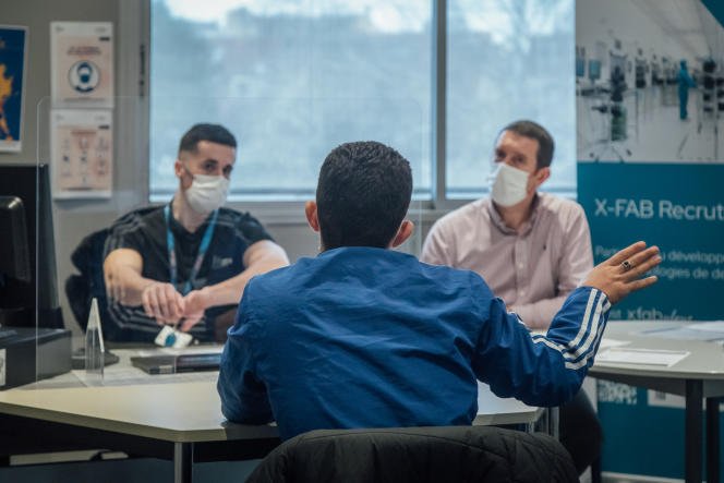 L'entreprise de semi-conducteurs X-Fab organise un recrutement dans un bureau local à Corbeil-Essonne (Essonne) le 10 février 2022.