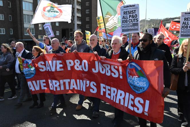 Lors d'une manifestation contre le licenciement de 800 travailleurs de la compagnie de ferry britannique P&O à Douvres, en Angleterre, le 18 mars. 