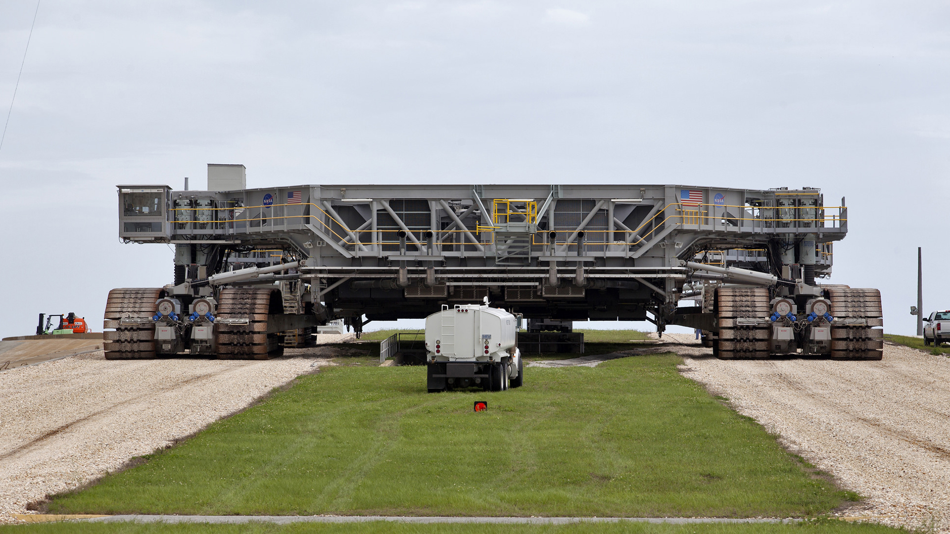 Crawler-transporter 2 (CT-2) se déplace lentement sur la rampe jusqu'à la surface de Launch Pad 39B pour un contrôle d'ajustement le 22 mai 2018, au Kennedy Space Center de la NASA en Floride.