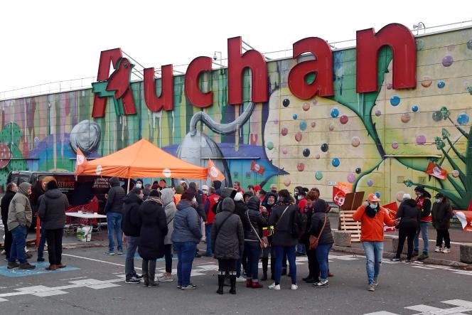 Mouvement social à Auchan, Boulogne-sur-Mer (Pas de Calais), le 2 décembre 2021.