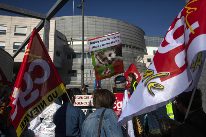 Manifestation contre la fermeture de la maternité devant la maternité de l'hôpital Neverska, le 15 avril 2022.