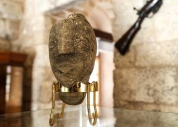 Un fermier déterre une ancienne statue de déesse couronnée de serpent à Gaza