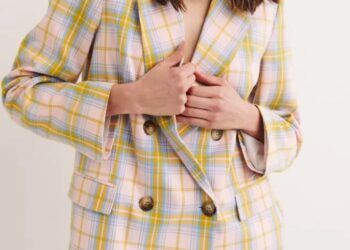 L’image peut contenir des vêtements Vêtements Humain Personne Manteau et Blouse