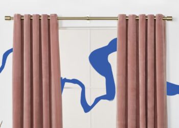 L’image peut contenir : décoration d’intérieur, rideau, salon, intérieur, pièce et meuble