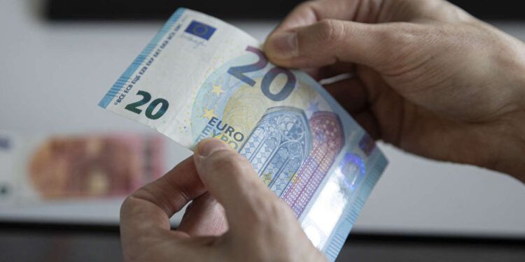 A partir du 1er mai, le SMIC augmentera de 2,65% et dépassera les 1.300 euros nets. – Thebuzzly