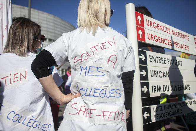 Manifestation contre la fermeture de la maternité devant l'hôpital de Nevers, 15 avril 2022