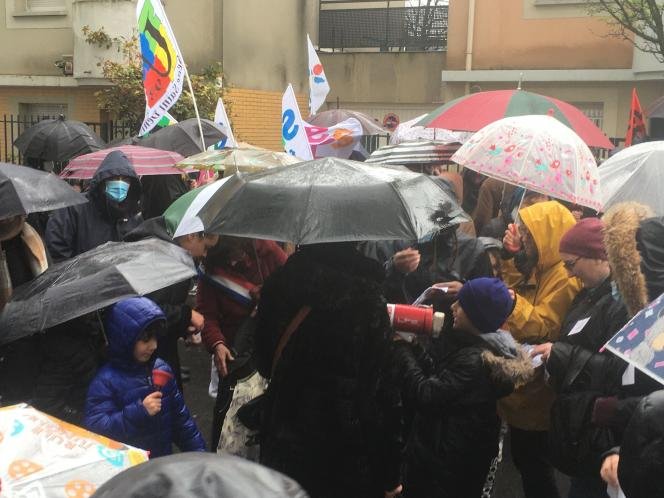 Parents et enseignants de l'école Pasteur de Saint-Denis ont manifesté devant le bâtiment de l'Éducation nationale pour protester contre 