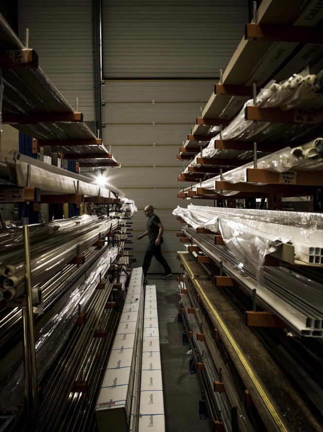 L’un des espaces de stockage de pièces métalliques de Gauthier & Cie, entreprise fabriquant des tringles à rideaux depuis 1888, à Gellainville (Eure-et-Loir), le 19 avril 2022.