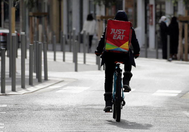 Un livreur de Just Eat Takeaway, à Nice, en février 2021.