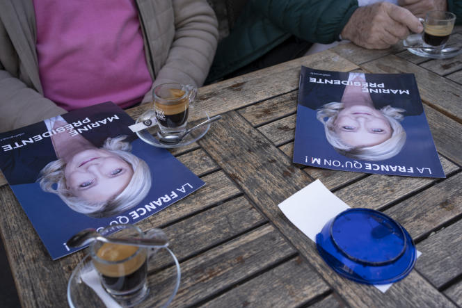 Distribution de tracts pour les élections de Marine Le Pen dans les Alpes-Maritimes, le 11 avril 2022