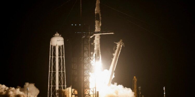 La capsule Crew Dragon de SpaceX lancée sur la fusée Falcon 9, transportant 4 astronautes vers l’ISS pour la NASA – Thebuzzly