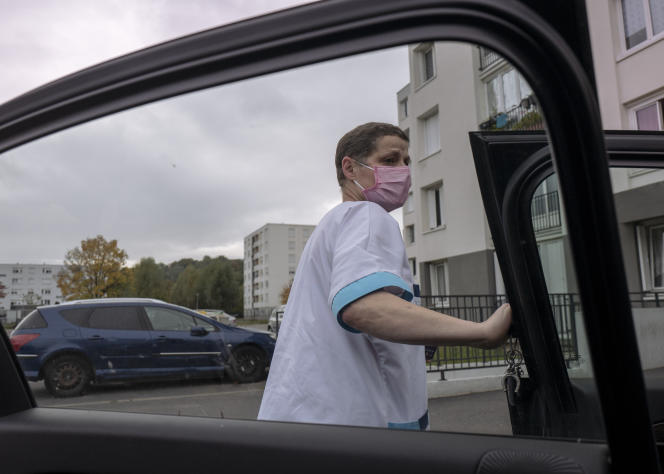 Marie-Christine Pach, femme de ménage, accompagne un de ses patients après une virée shopping à Soissons (Aine), le 26 octobre 2021.