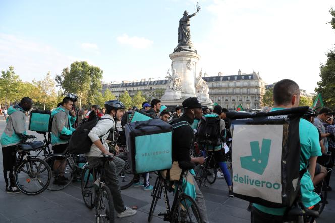 Des livreurs Deliveroo lors d’une manifestation à Paris le 11 août 2017. 