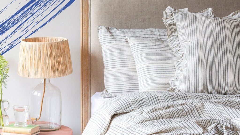 11 meilleurs ensembles de literie en lin pour vous garder L’image peut contenir: Coussin, Oreiller, Décoration intérieure, Chambre, Chambre à coucher, Meubles, Lit, Lampe et Lampe de table