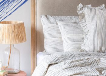 L’image peut contenir: Coussin, Oreiller, Décoration intérieure, Chambre, Chambre à coucher, Meubles, Lit, Lampe et Lampe de table