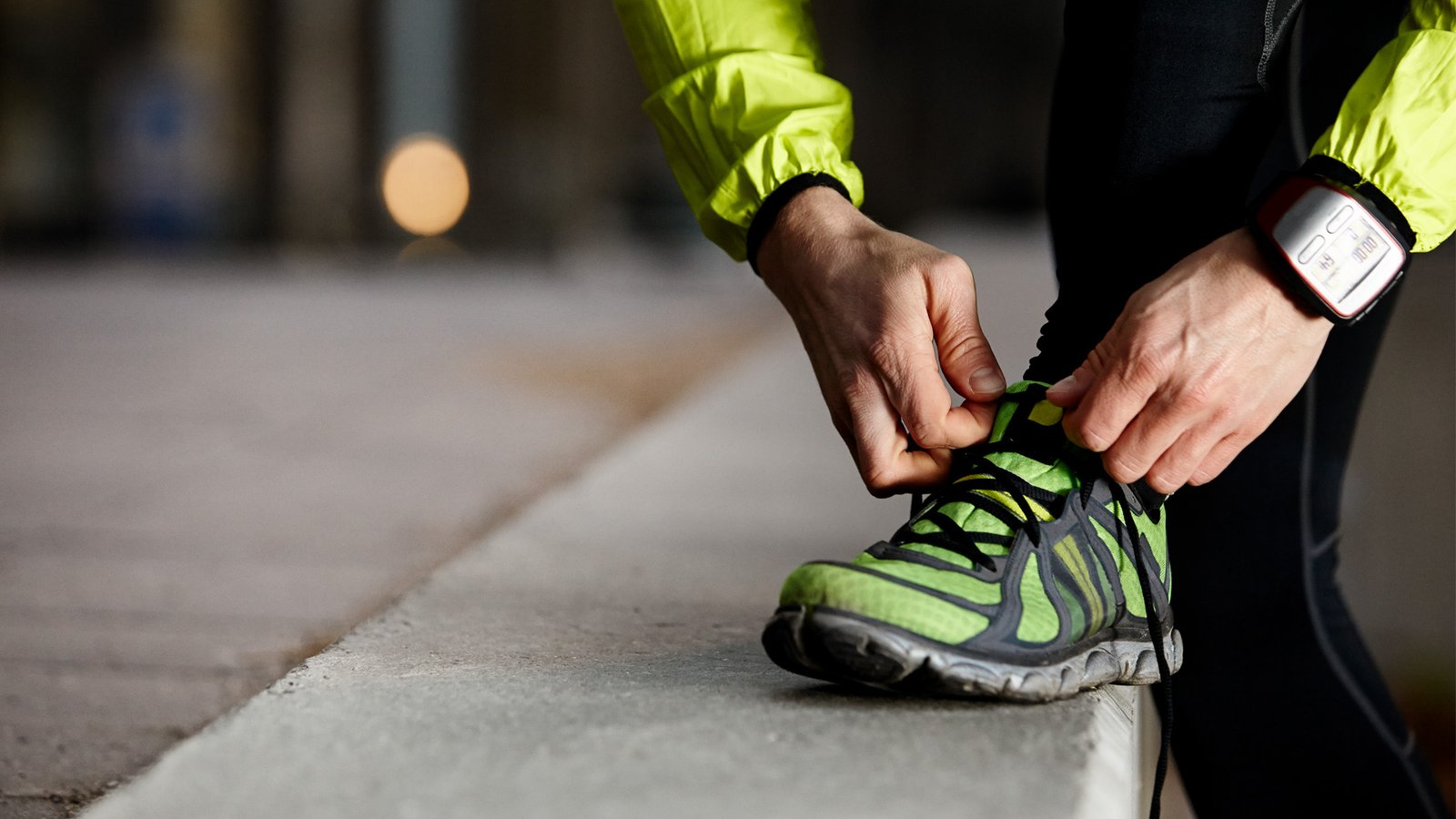 Image d’un homme attachant des chaussures de course