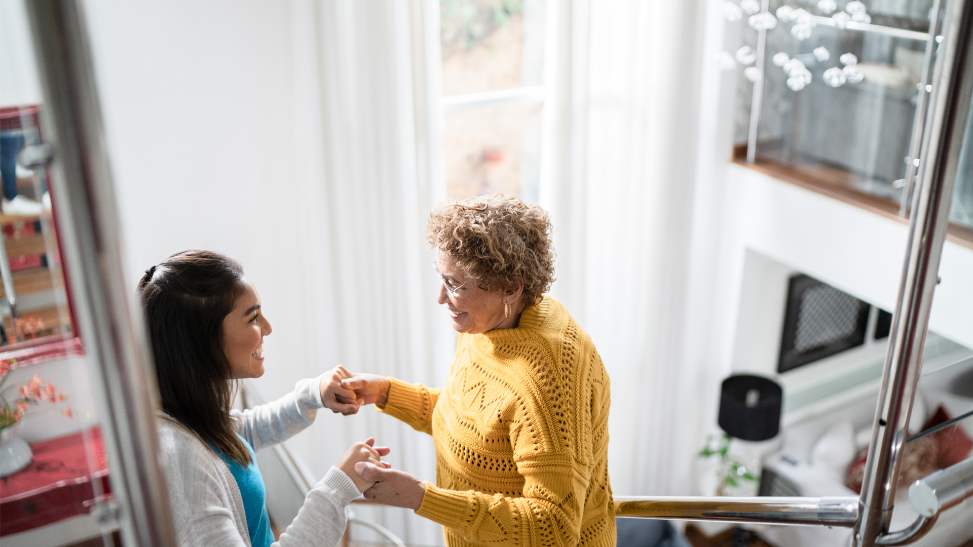 Image de deux femmes parlant dans un escalier