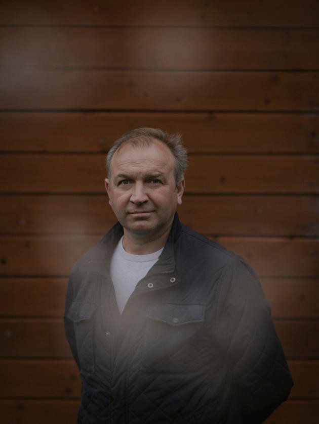 Dmitri Petrov, 50 ans, chauffeur de monte-charge chez Volkswagen depuis onze ans, dans son jardin à Kalouga, en Russie, le 11 mai 2022. 