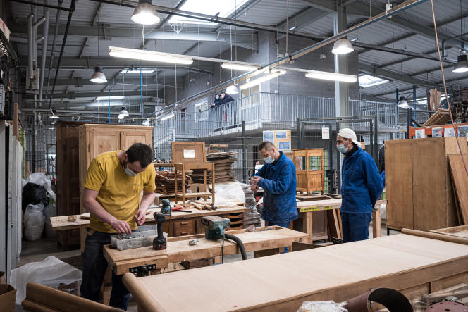 Au Centre de Détention d’Oermingen (Bas-Rhin), les détenus travaillent de 7h15.m à 12h45 .m dans un atelier de menuiserie organisé par l’association Emmaüs le 18 mars 2021.