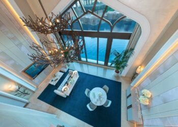 L'image peut contenir Architecture du bâtiment Design d'intérieur Intérieur Fenêtre Puits de lumière et logement