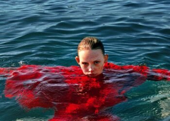 L’image contient peut-être : humain, sport, sports, natation, eau, personne, gilet, vêtements, gilet de sauvetage et vêtements