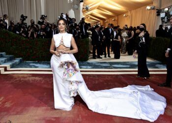 L’image peut contenir des vêtements Vêtements Personne humaine Chaussures Mode Robe de soirée Robe et robe