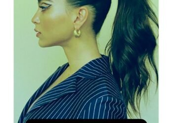 L’image peut contenir Hair Ponytail Human and Person